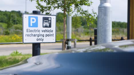 Señal-De-Vehículo-Eléctrico-En-La-Estación-De-Carga-Del-Aparcamiento.