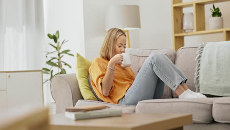 relajarse, café y teléfono con la mujer en el sofá