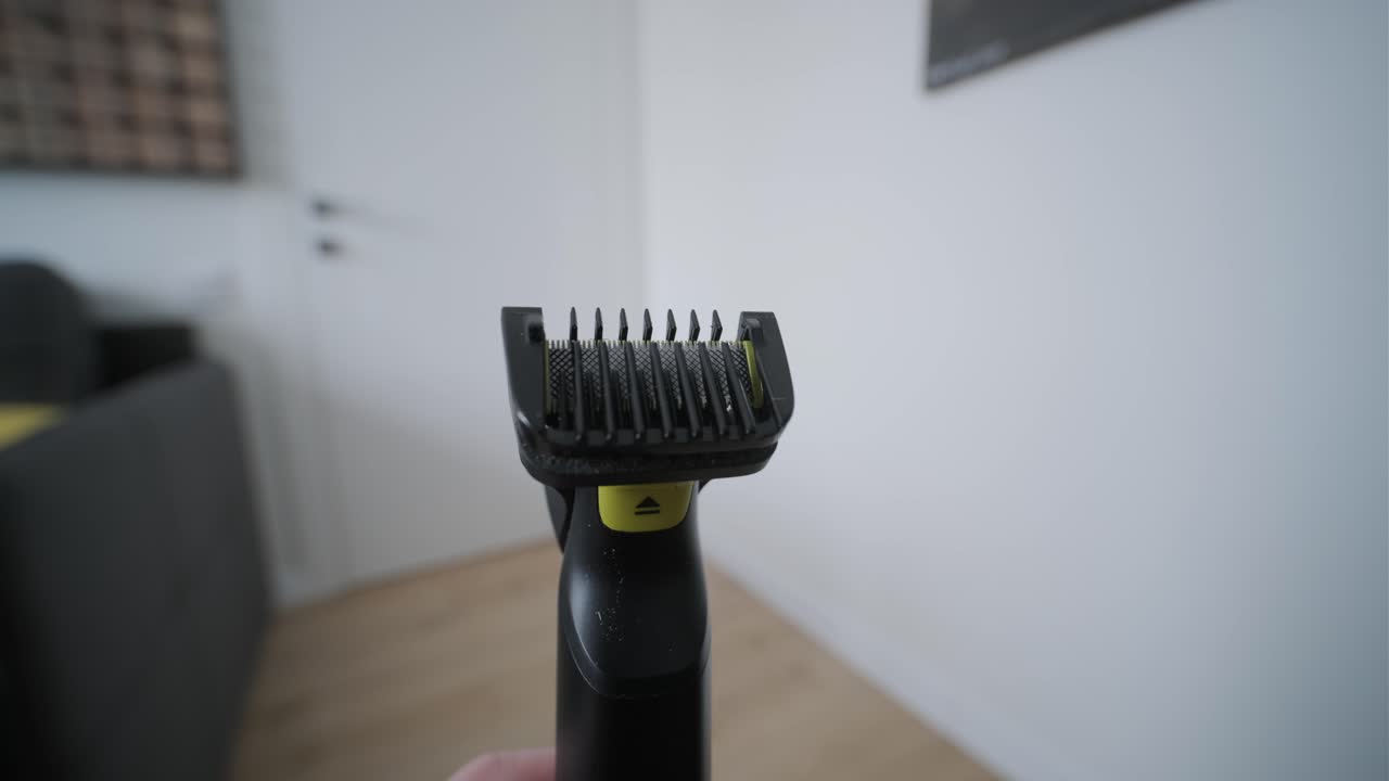 Regolazione della lunghezza su un tagliacapelli elettrico