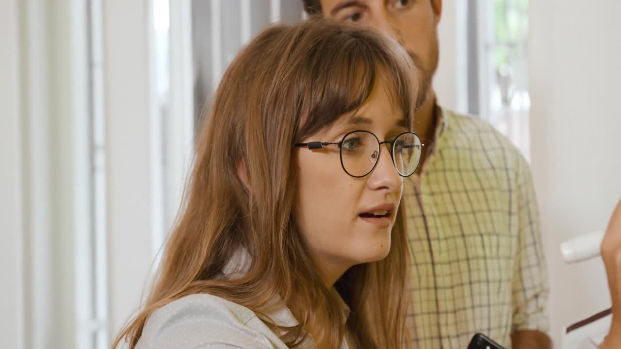 profesionales creativos de la generación del milenio trabajando en una oficina creativa