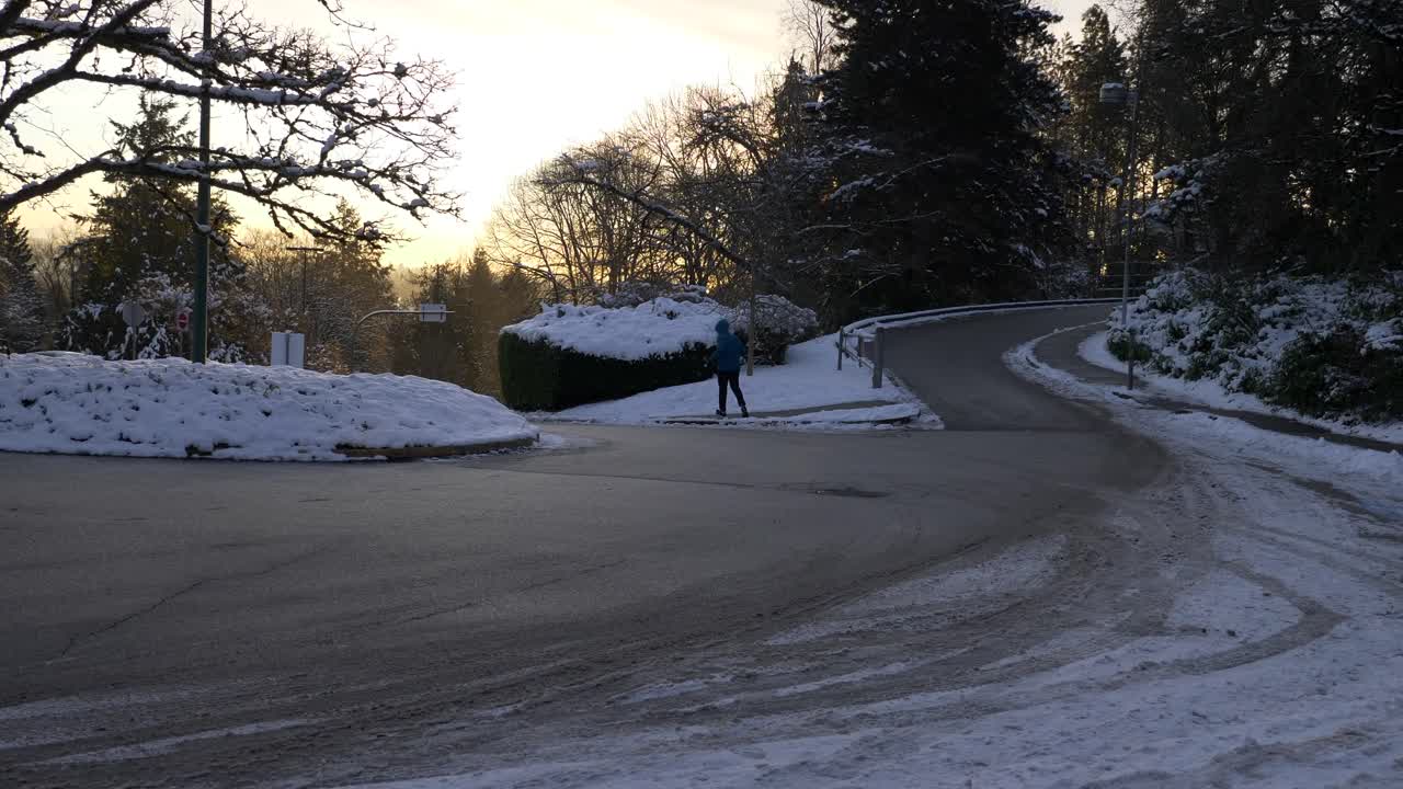 알아볼 수 없는 사람이 달리는 일몰의 겨울 풍경