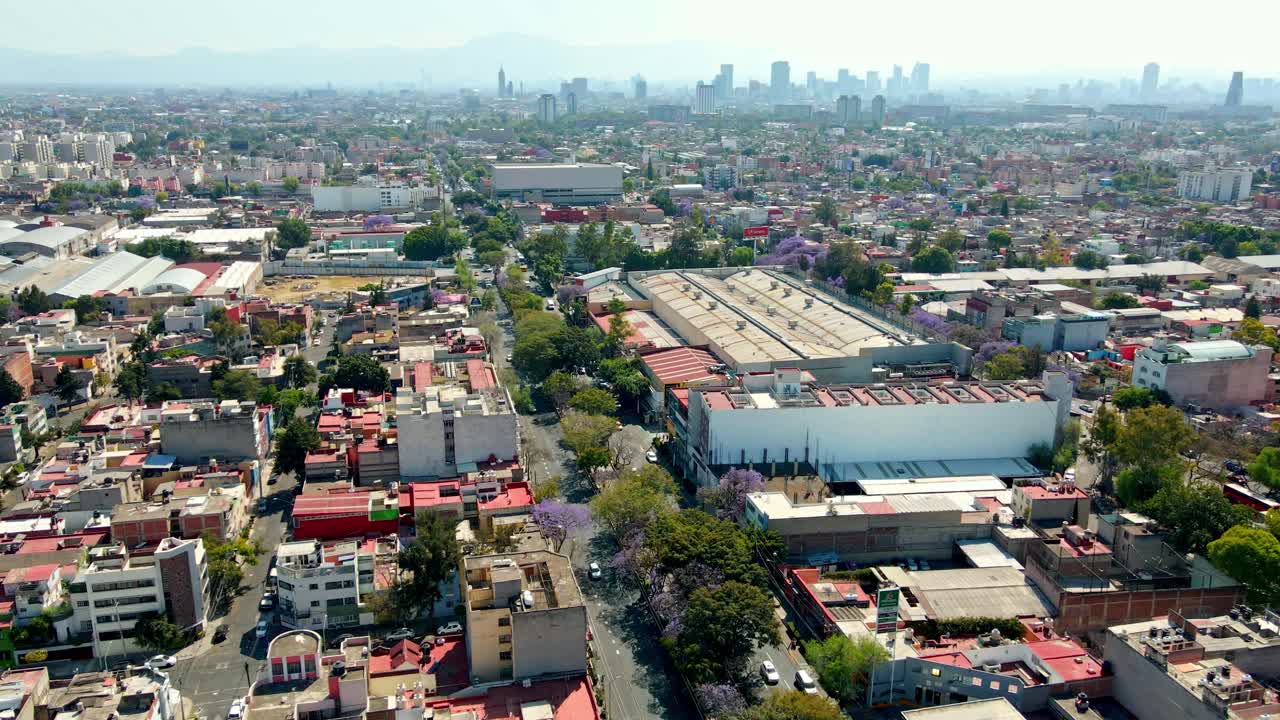 vista de pájaro estableciendo en el barrio industrial en la ciudad de méxico en un día soleado, arquitectura baja, área residencial