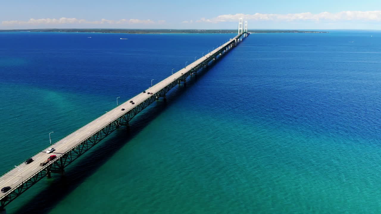 imágenes aéreas de los grandes lagos de michigan y el puente mackinac