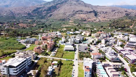 Montañas-Y-Ciudad-De-Georgioupoli-En-Grecia,-Vista-Aérea