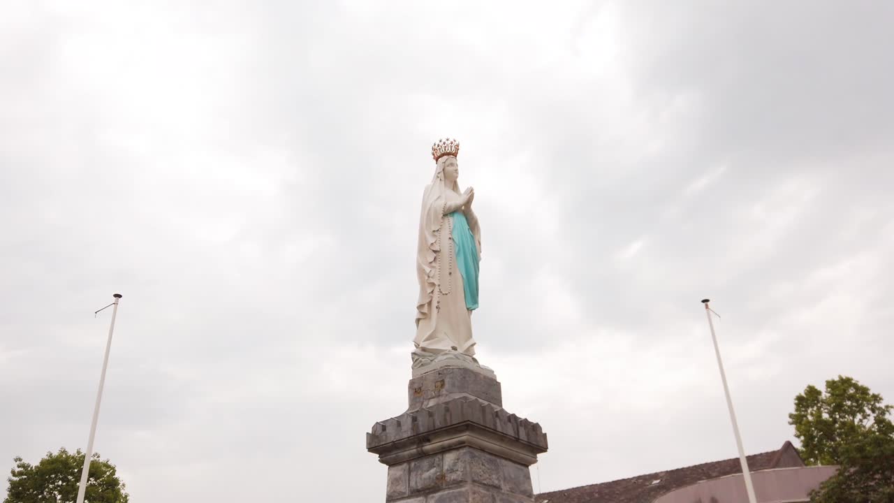 La estatua de la Virgen Coronada, conocida como la estatua coronada, ubicada en el santuario de Nuestra Señora de Lourdes, al suroeste de Francia.