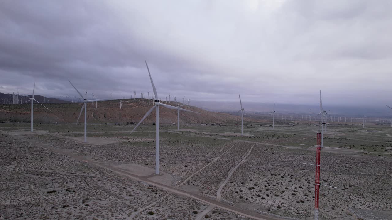 imágenes aéreas de un parque eólico en el desierto de palm springs en un día nublado, tiro ancho constante