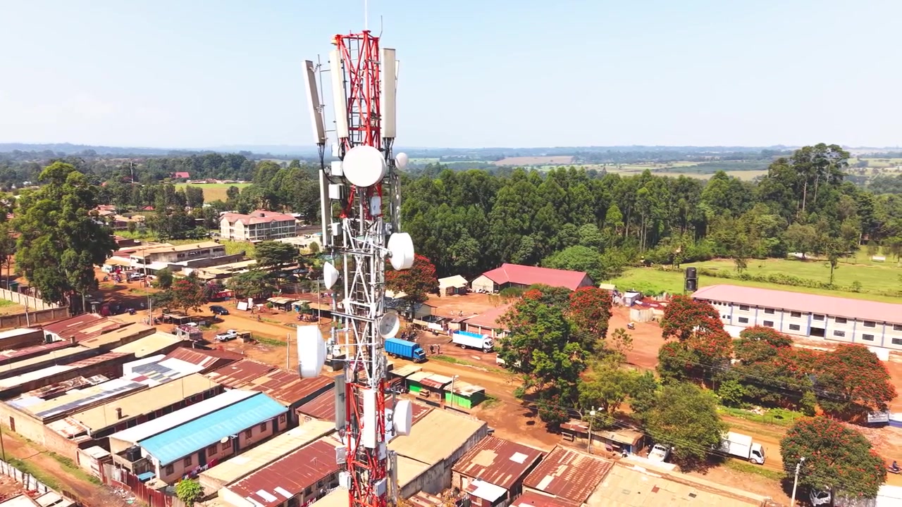 Máscara de comunicação, telecomunicação. Vista aérea ampla mostrando o horizonte moderno de um assentamento rural no Quênia com arquiteturas antigas ao fundo e o pobre distrito suburbano de Kibera