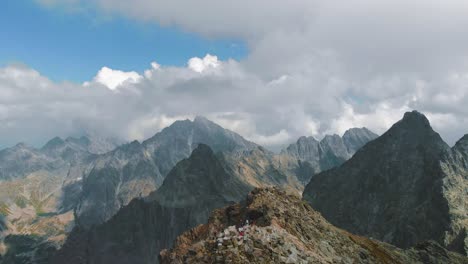 revelación aérea de la cumbre de la montaña, hermosa vista sobre las cimas de las montañas con un paisaje épico