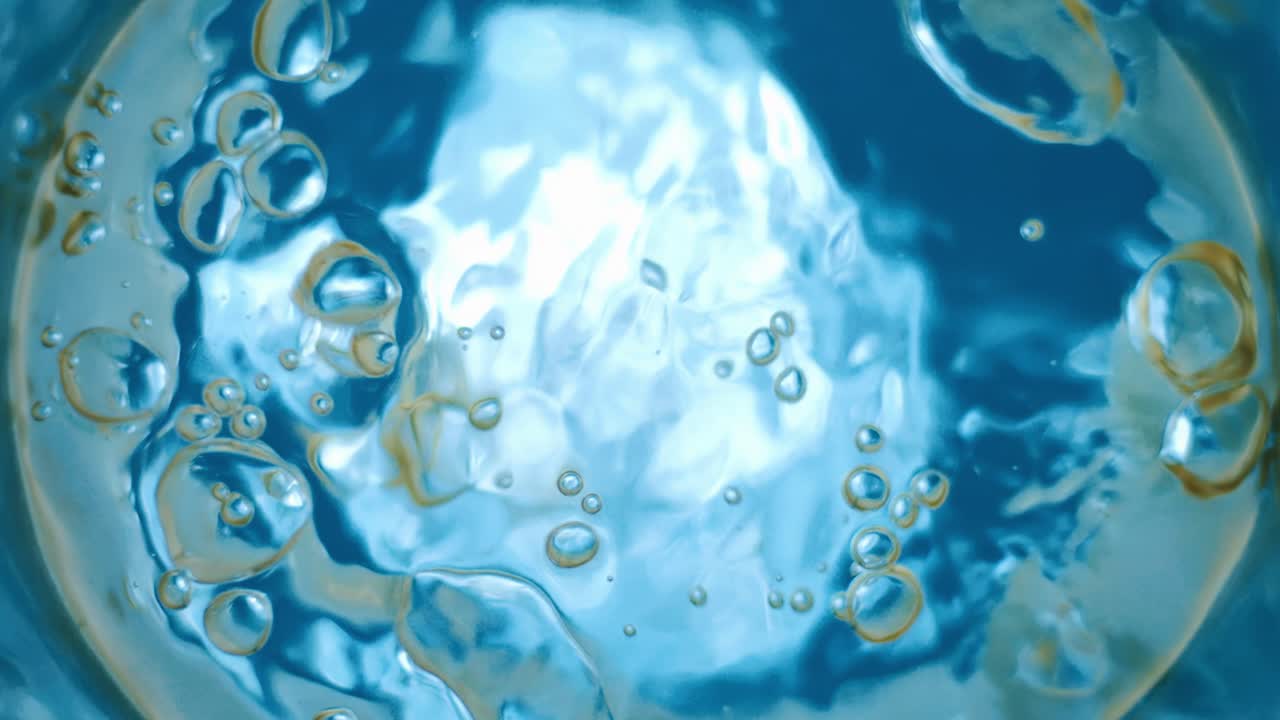 líquido burbujeante en una vista cercana de vidrio