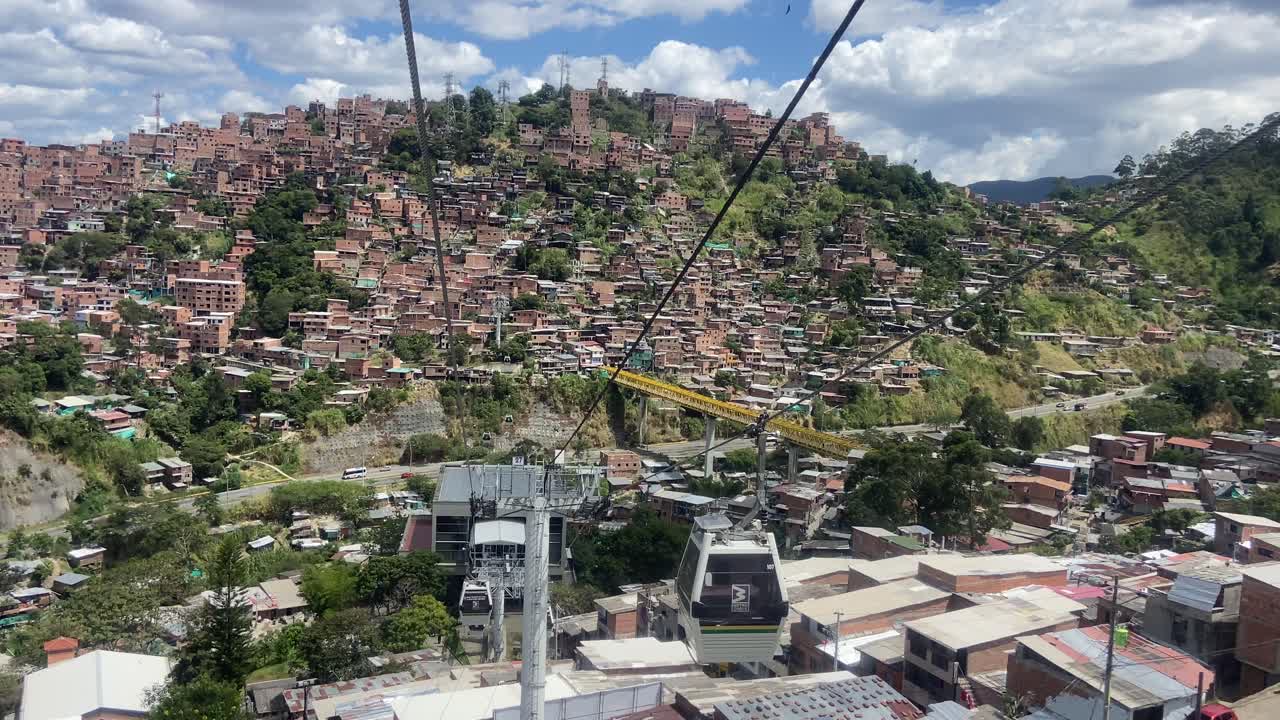Vedute della città di Medellin dalla cabina della funivia in movimento
