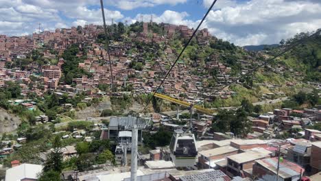 Blick-Auf-Die-Stadt-Medellin-Von-Der-Seilbahnkabine-In-Bewegung