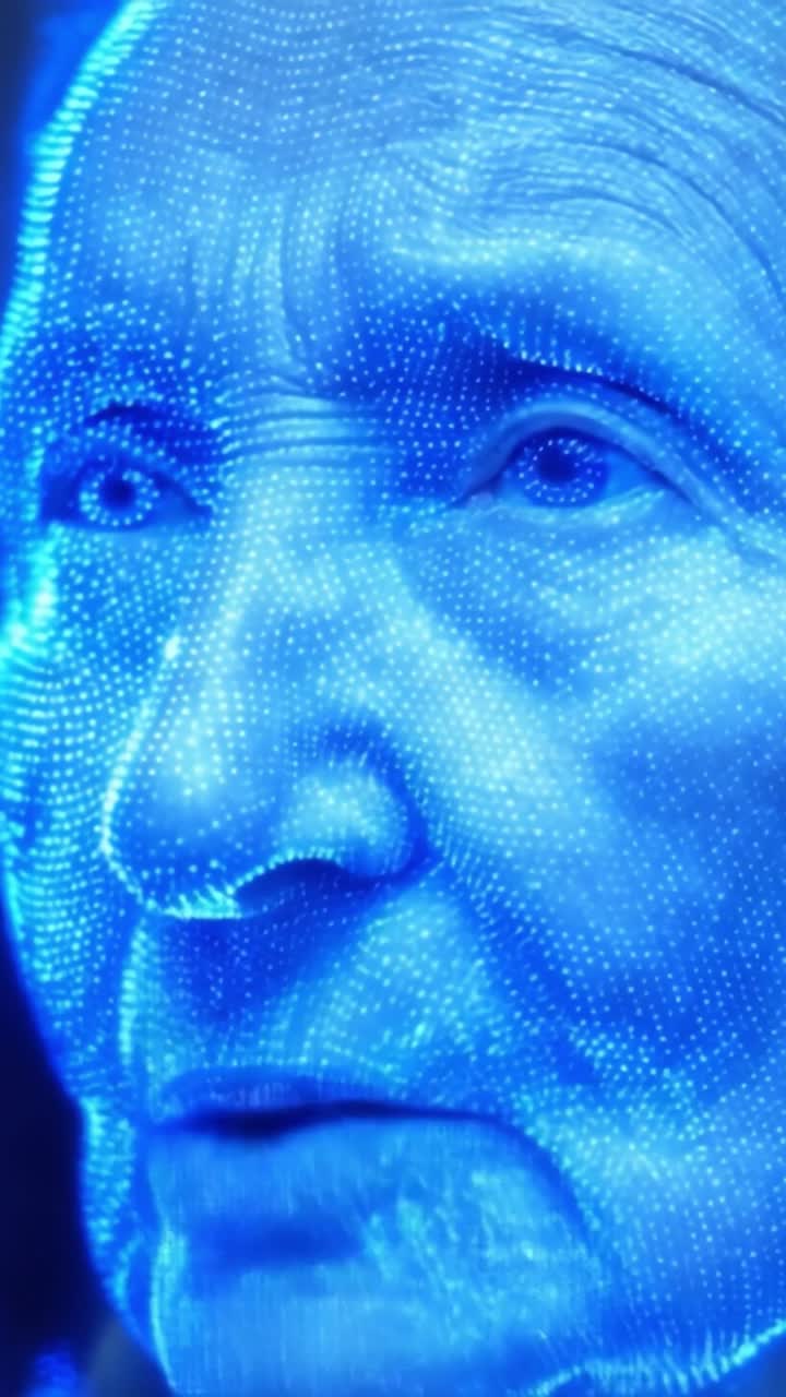 Una visualizzazione mozzafiato di un volto umano digitale reso in blu elettrico, che cattura texture e dettagli in un'interpretazione artistica dell'invecchiamento e della tecnologia