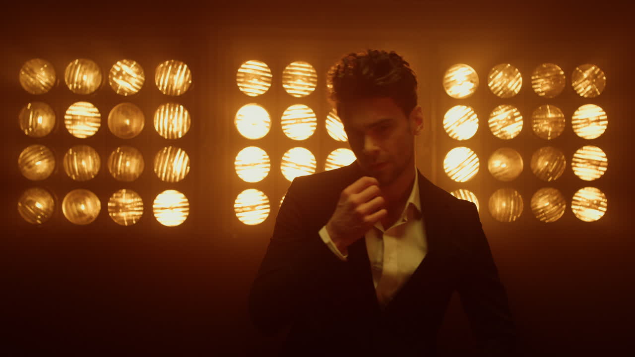 el disfraz de modelo masculino sexy posando con confianza en las luces del club nocturno.