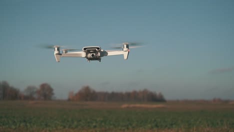 drone blanco volando sobre el fondo de la naturaleza