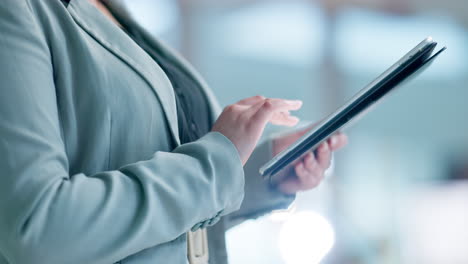 manos, tableta y un primer plano de una persona corporativa