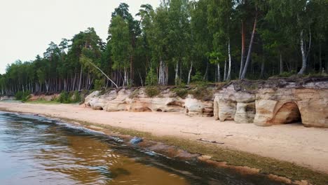 Acantilados-De-Veczemju-Rocas-Rojas,-Letonia