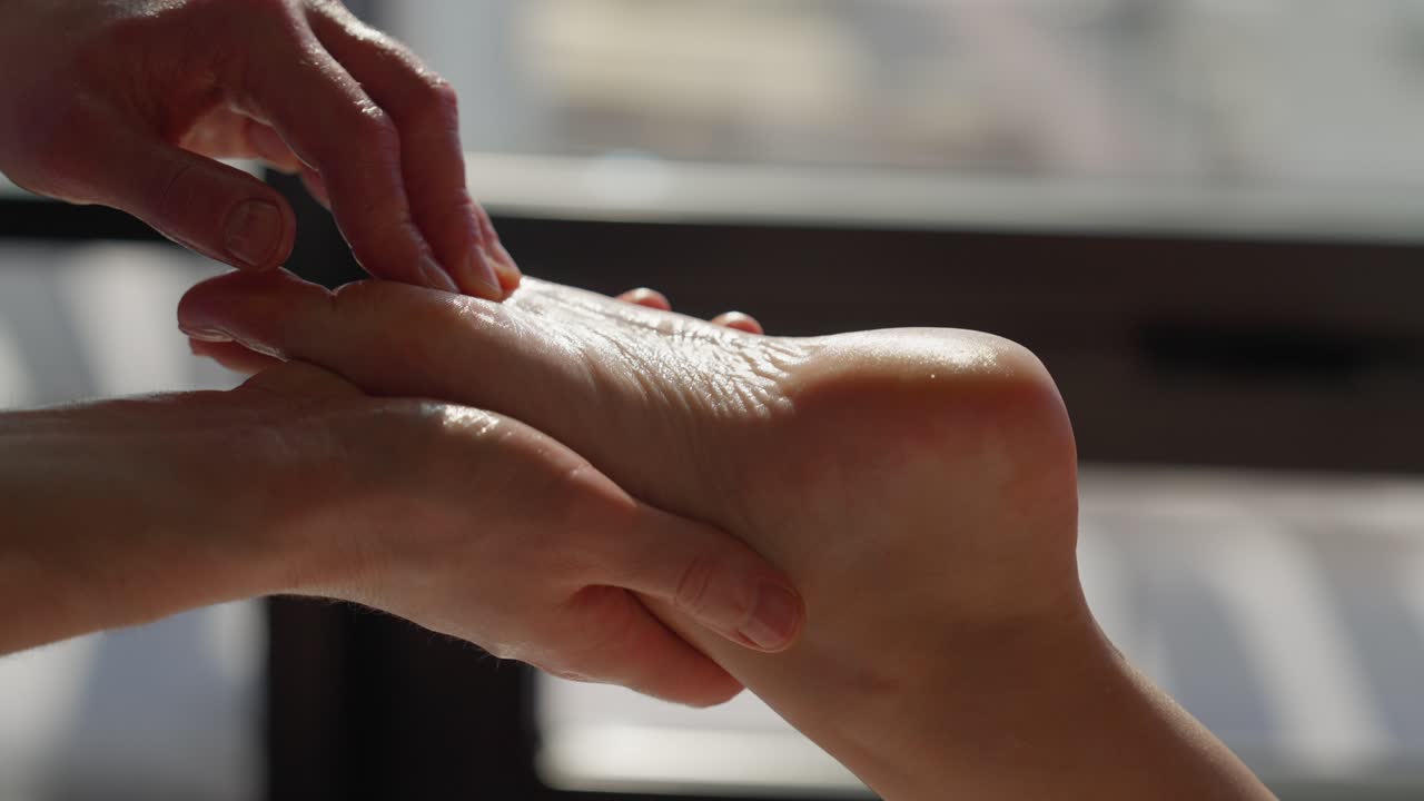 Primo piano di mani che fanno un massaggio rilassante ai piedi