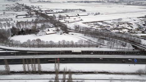 Vista-Aérea-Del-Paisaje-Nevado-Y-La-Autopista-A1-En-Amersfoort,-Países-Bajos.