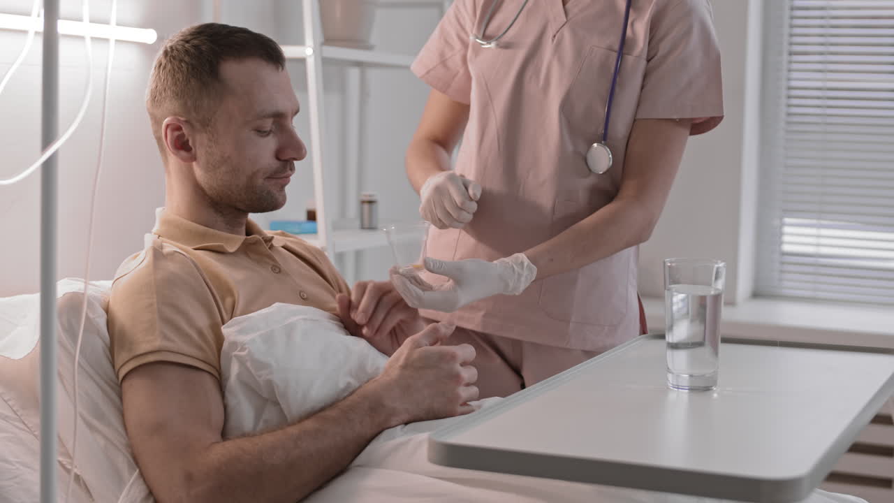 enfermera trayendo pastillas al paciente enfermo