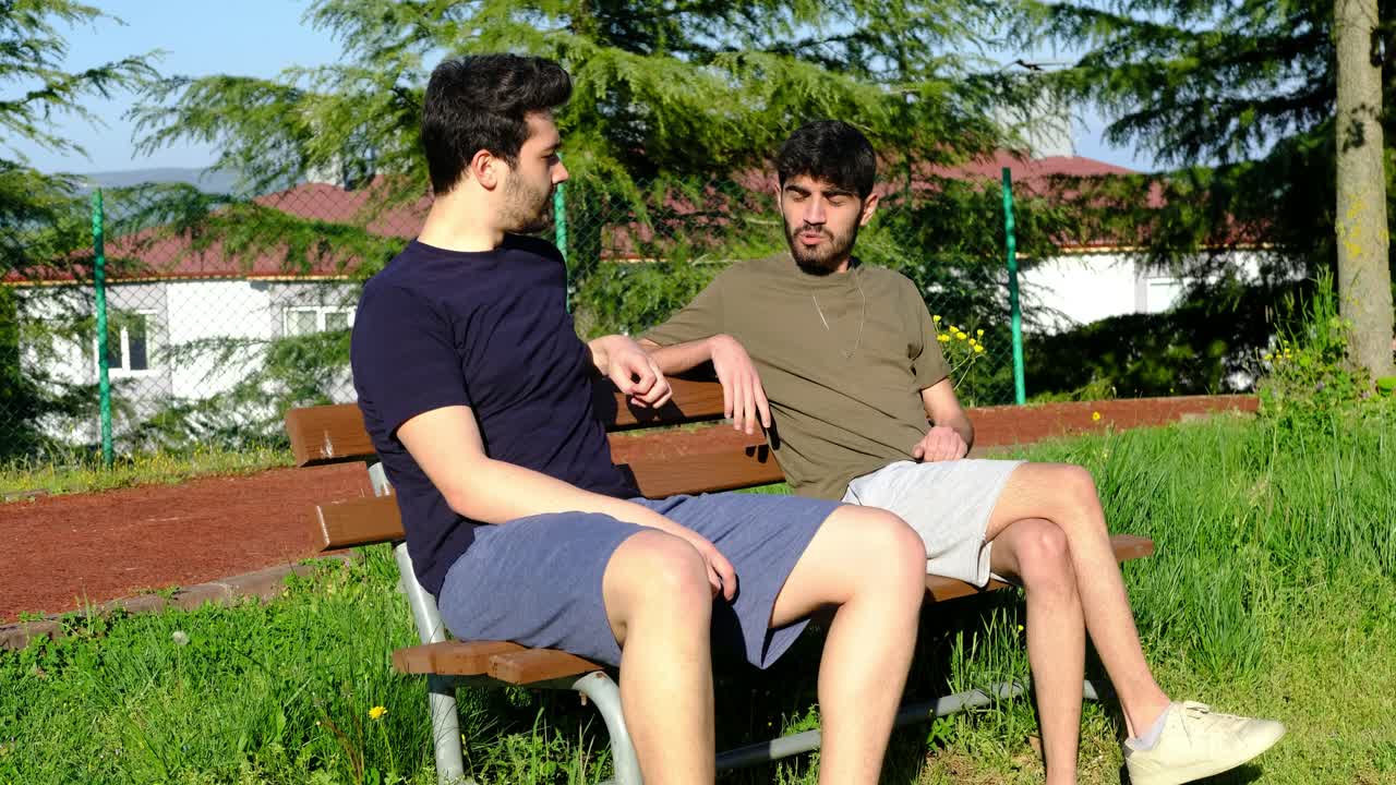 젊은이가 말하고 있습니다.