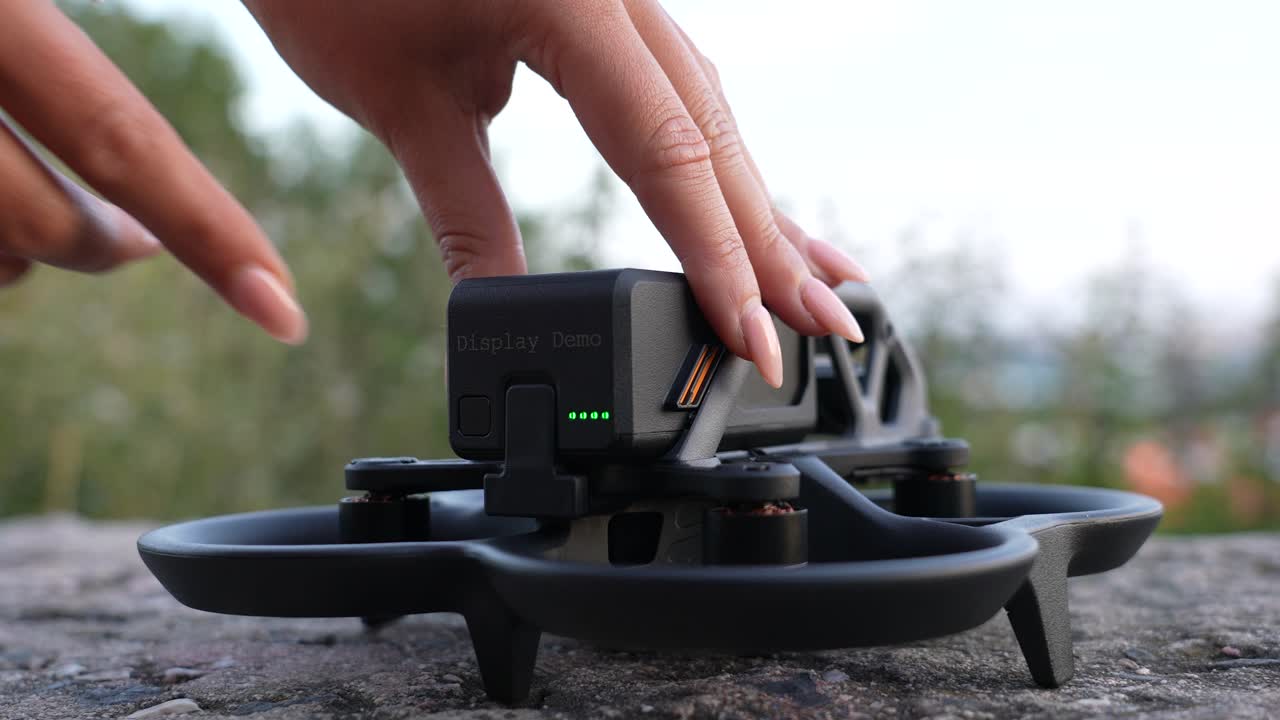 fpv 쿼드콥터 드론을 켜고 가까이