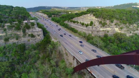 Tráfico-De-Automóviles-En-Austin,-Texas-Volando-Lejos-Del-Puente-Pennybacker