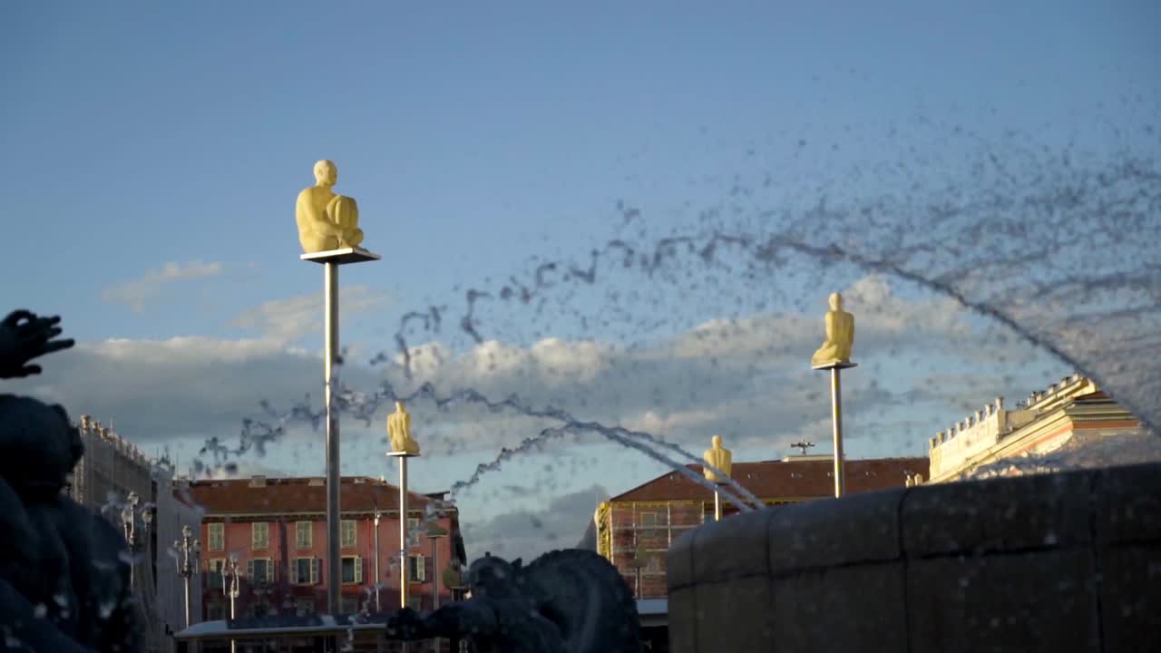 프랑스 니스 의 분수 에 있는 황금 조각품 들