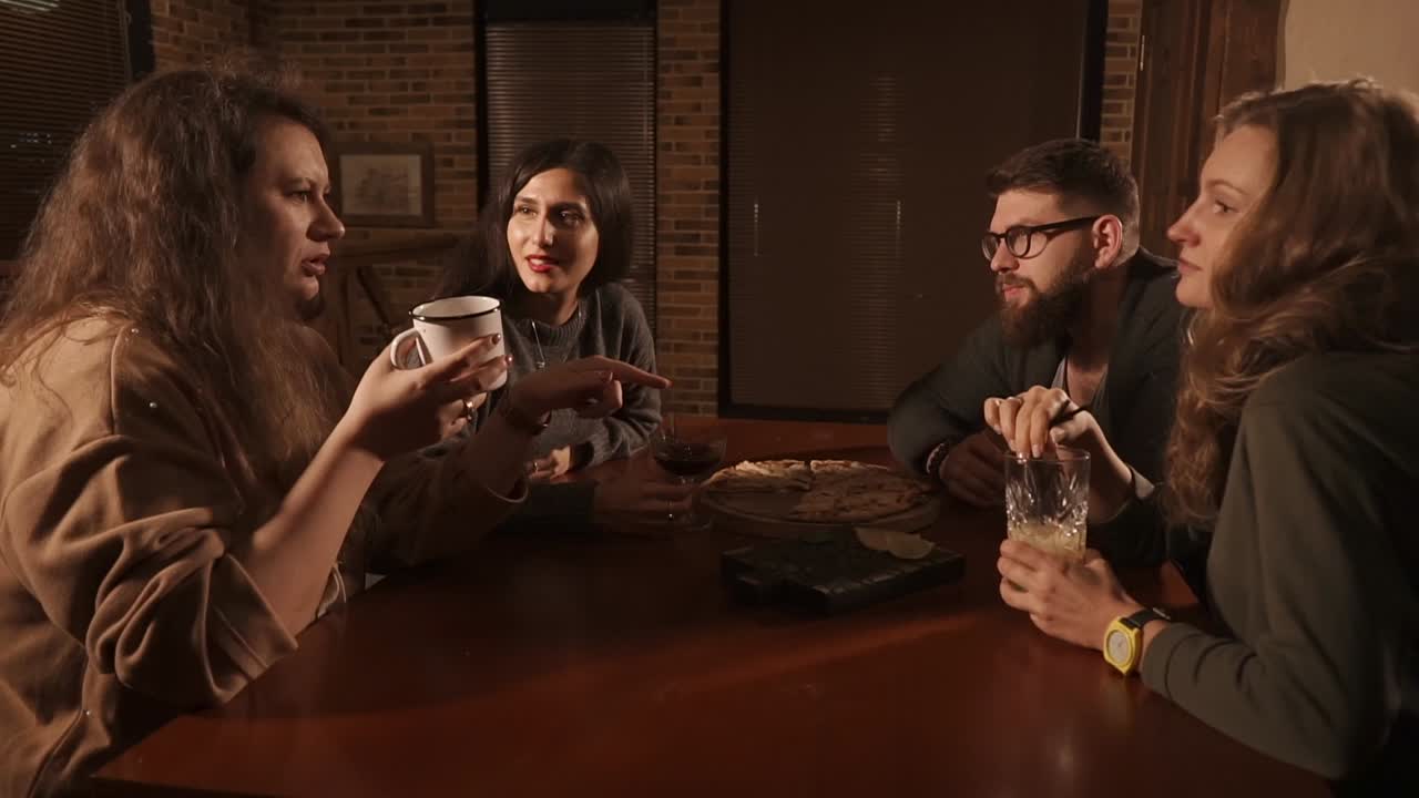 친구 들 이 식사 와 대화 를 즐기고 있다