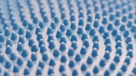 espigas de goma azules giratorias lentas en bucle en el masajeador o en el disco de equilibrio