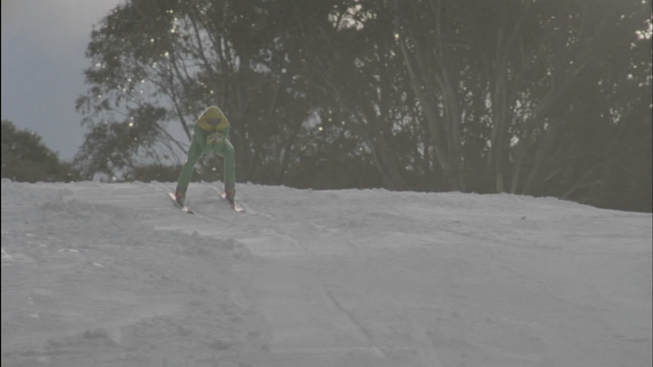 una persona está siendo arrastrada por una colina con esquís