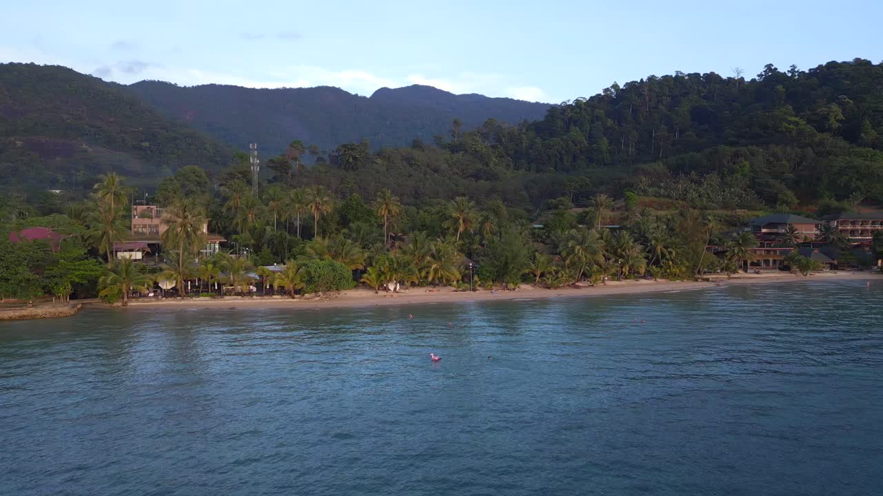 maravillosa vista aérea de arriba vuelo de mochila isla de tailandia koh chang kai bae playa noche 22