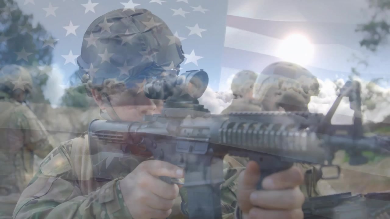 Due soldati maschi che puntano i fucili su un campo di addestramento militare, con una leggera animazione di strisce di bandiera