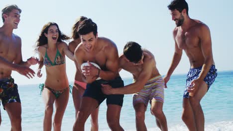 Freunde-Spielen-Rugby-Am-Strand