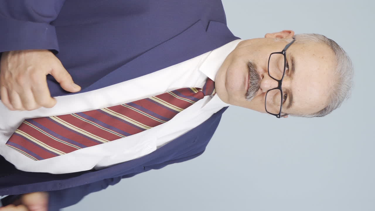 vídeo vertical de un viejo empresario fuerte y exitoso.