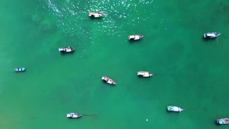 Drone-Aéreo-Paisaje-De-Barcos-De-Alquiler-De-Vela-Atracados-En-Un-Banco-De-Arena-Fondo-Del-Océano-Arrecife-Marino-Yates-Mástil-Weligama-Midigama-Sri-Lanka-Asia-Viajes-Turismo