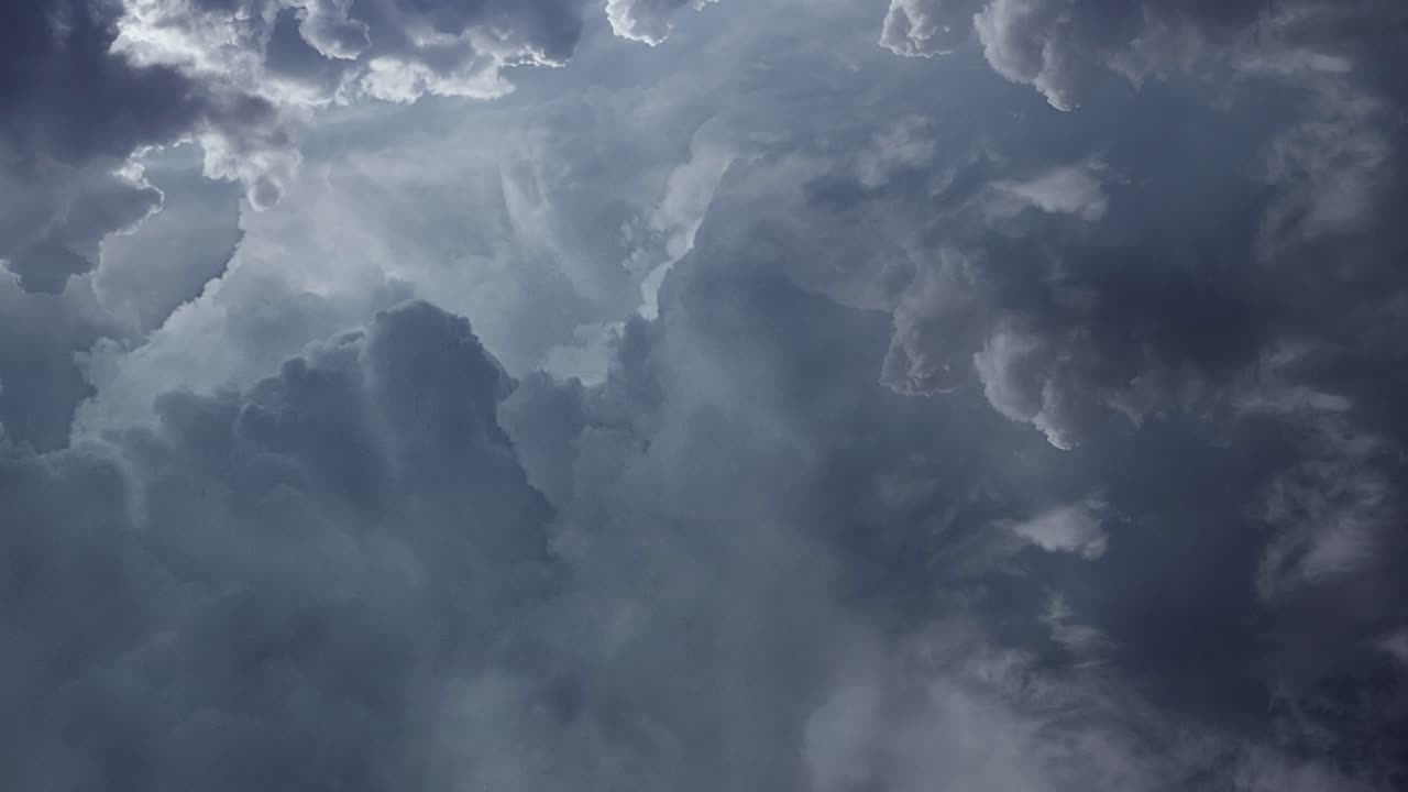 volando a través de nubes cumulonimbus oscuras, tormenta