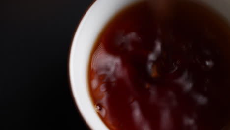 vertiendo té en una taza