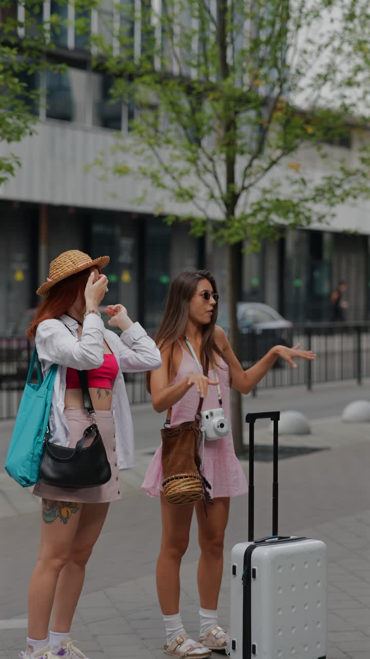 dos mujeres en un viaje a la ciudad