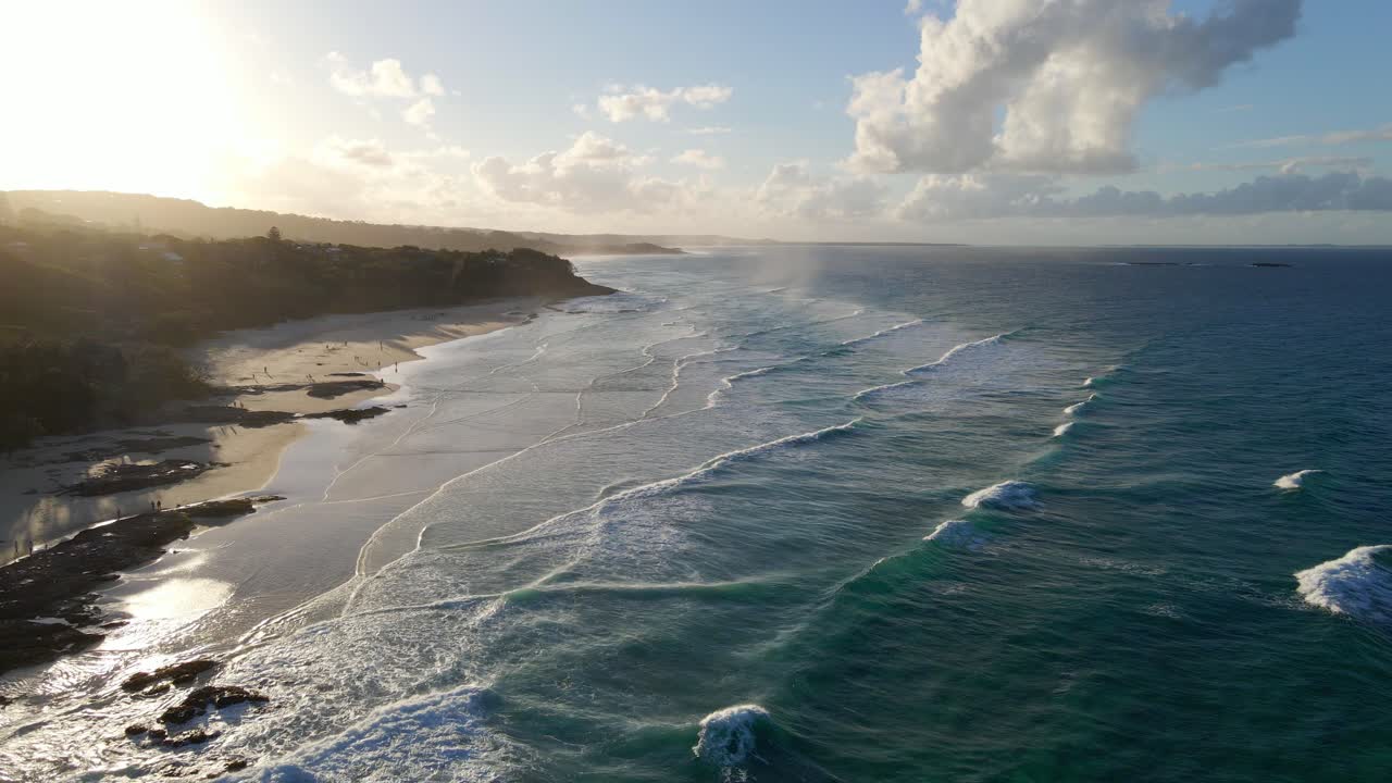 Krásné vlny na pláži Cylinder při východu slunce v létě - Oceánské vlny - Point Lookout, QLD, Austrálie.
