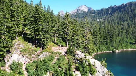 Drohnenflug-über-Snow-Lake,-Washington