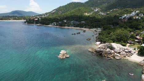 Kristallklares-Türkisfarbenes-Wasser-Mit-Felsformationen,-Sich-Schnell-Bewegende-Wolken,-Zeitreise-Auf-Einem-Tropischen-Strandinselparadies-Touristenziel