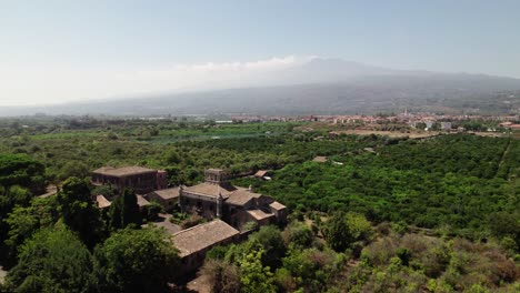 Wunderschöne-Drohnenaufnahme-Des-Castello-Degli-Schiavi-Und-Des-Ätna-Im-Hintergrund-In-Sizilien,-Italien