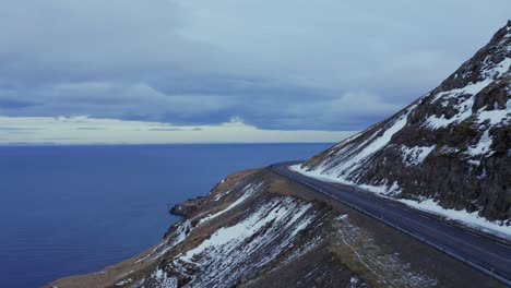 carretera asfaltada en la montaña costera que conduce a kirkjufell desde la península de snaefellsnes en el oeste de islandia