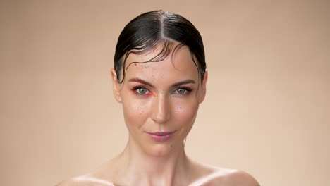 mujer con maquillaje y cabello creativo