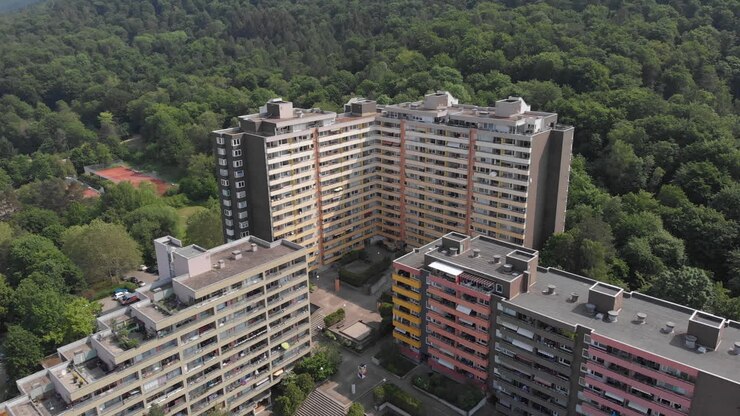 Edifício de apartamentos com floresta verde ao fundo, Heidelberg, Alemanha.