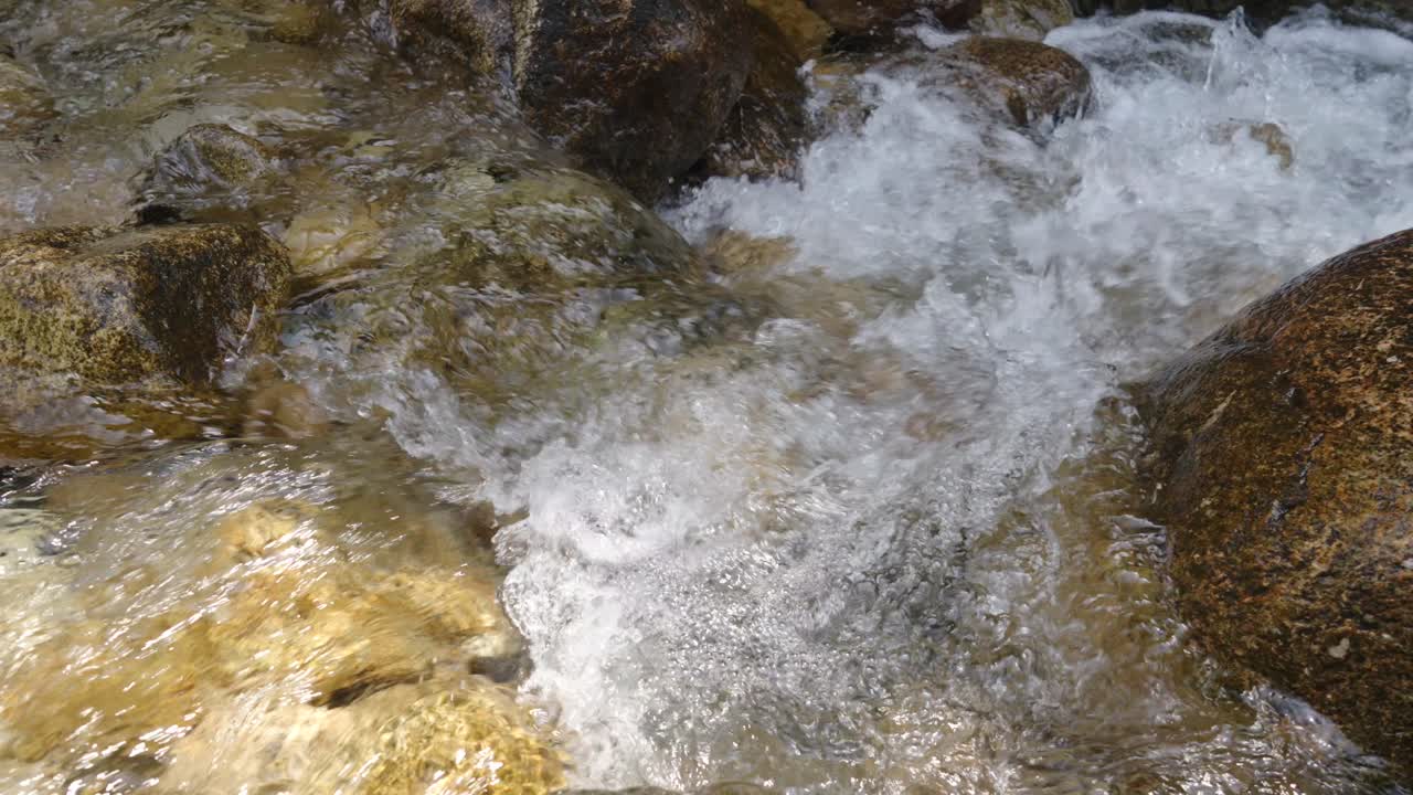 Un ruscello limpido nella valle, corsi d'acqua che scorrono, risorse idriche chiare e pure.