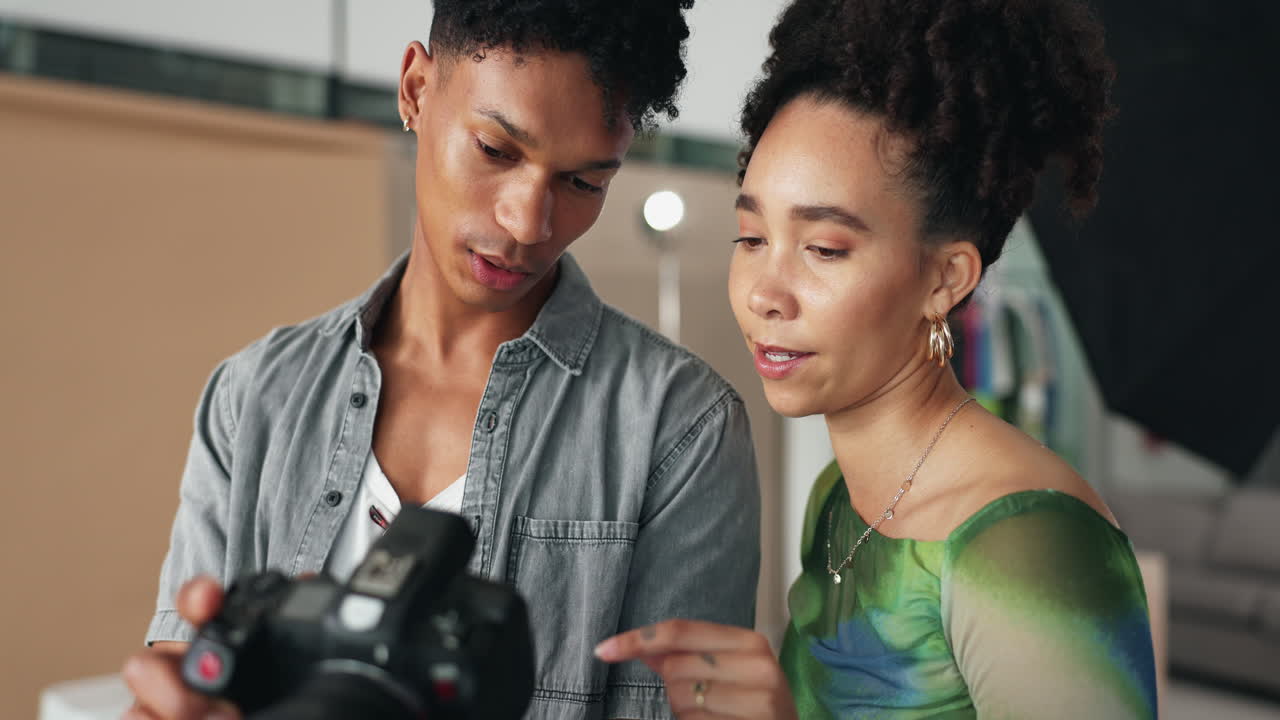 Collaboration entre photographe et modèle en studio
