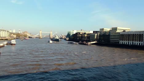 toma panorámica del yate en el famoso puente de la ciudad de londres.