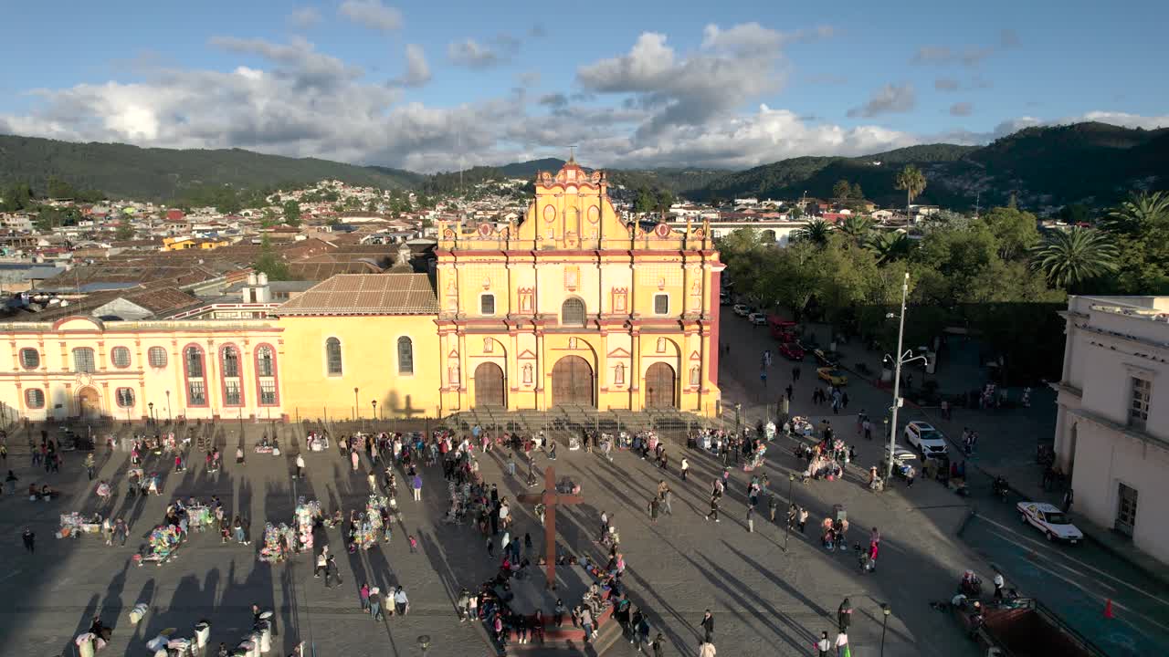 tiro en reversa de la iglesia y plaza principal de san cristobal de las casas chiapas mexico