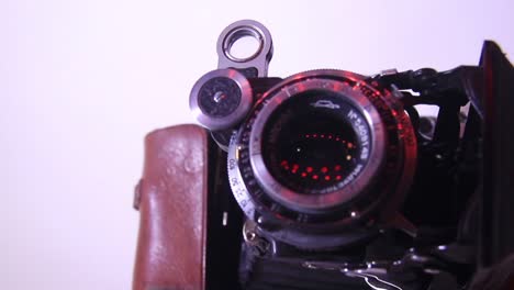 primer plano de la cámara de película fotográfica soviética vintage plegable moskva